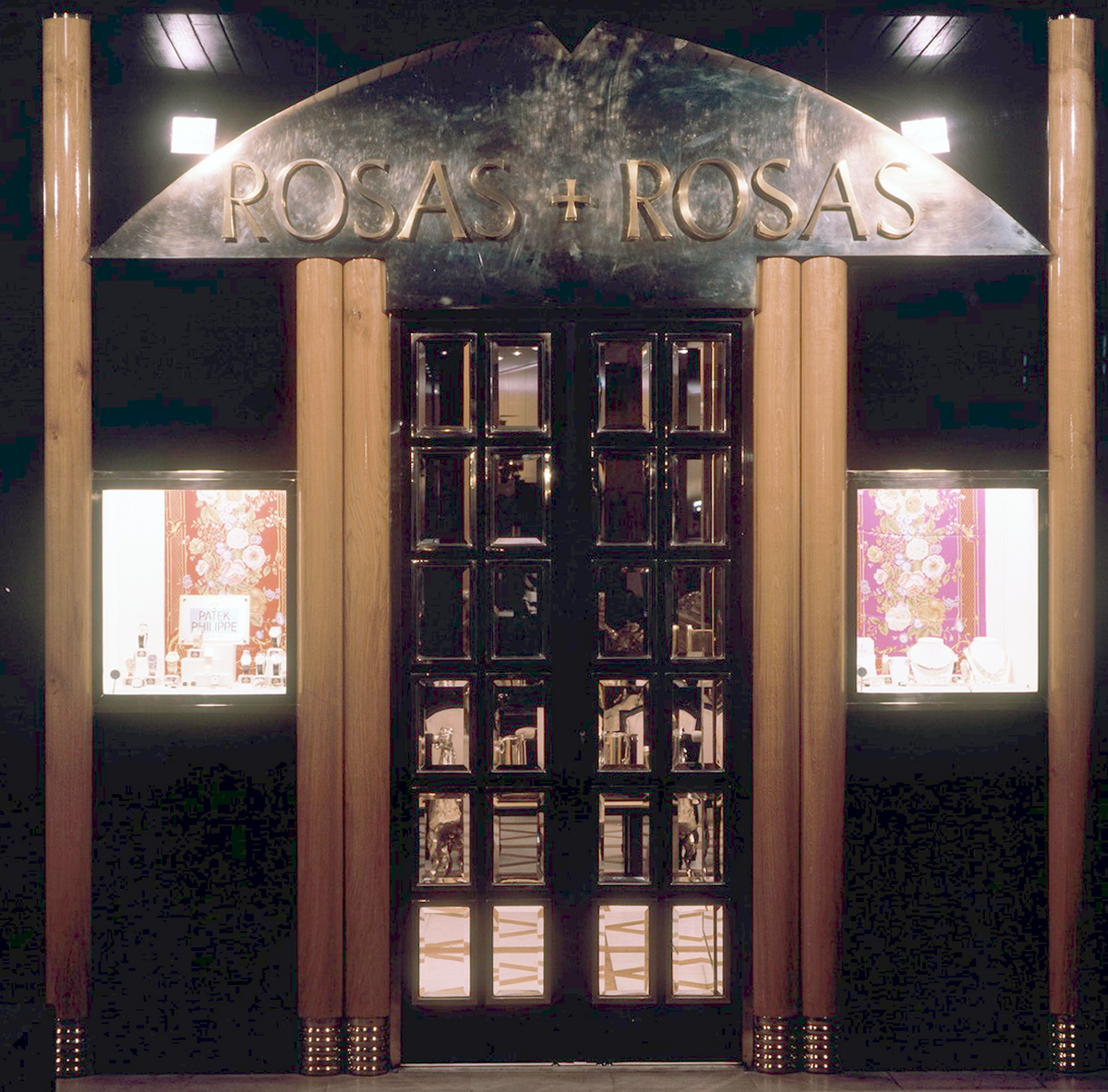 Decorative entrance with 'Rosas + Rosas' branding and glass panels.
